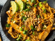 Бърза и лесна рецепта за тайландско ястие Пад Тай с оризови нудъли, скариди и зеленчуци